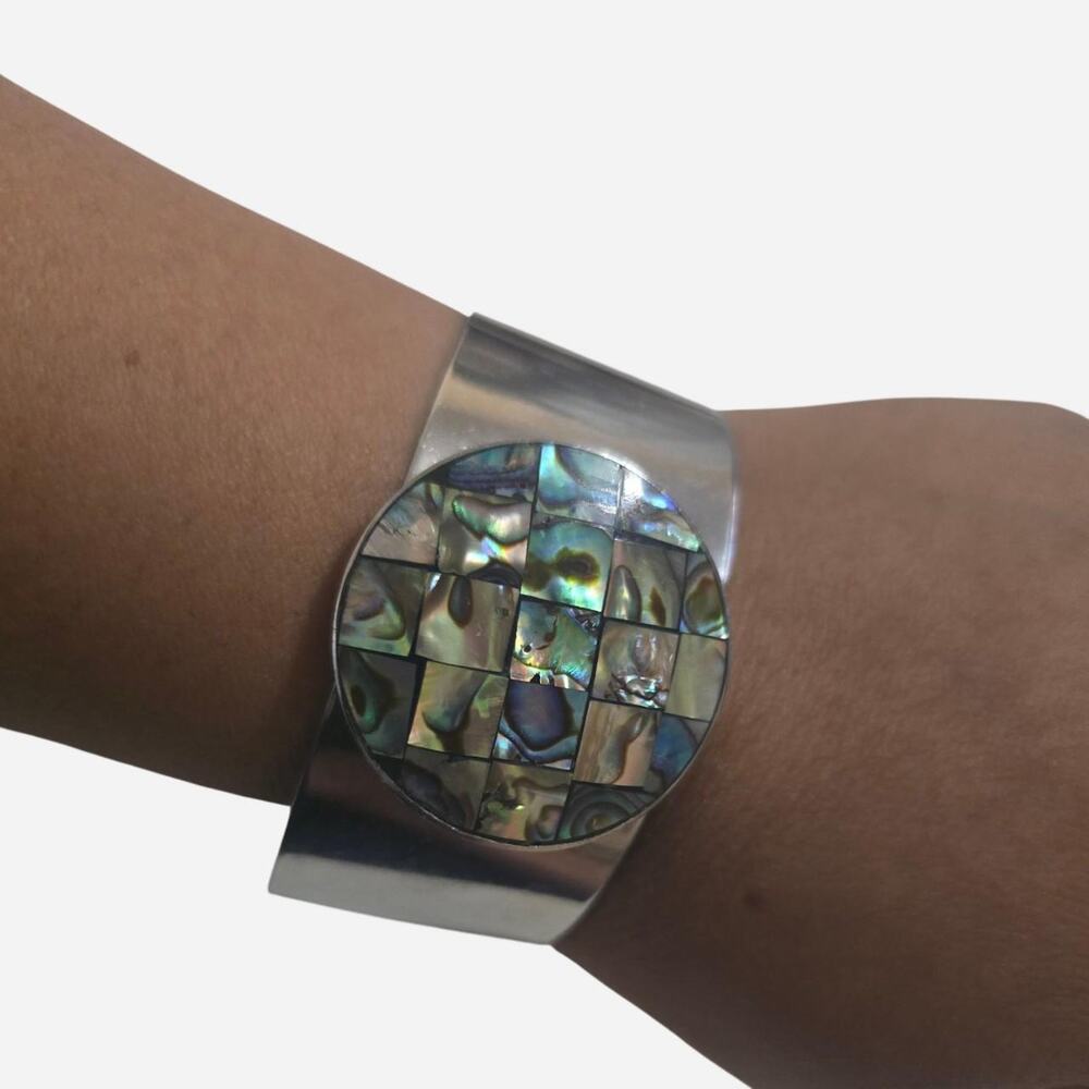 Silver cuff with circular abalone charm